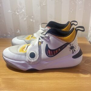Nike Team Hustle D 11 Kids' Basketball Shoes
 Size:7Y